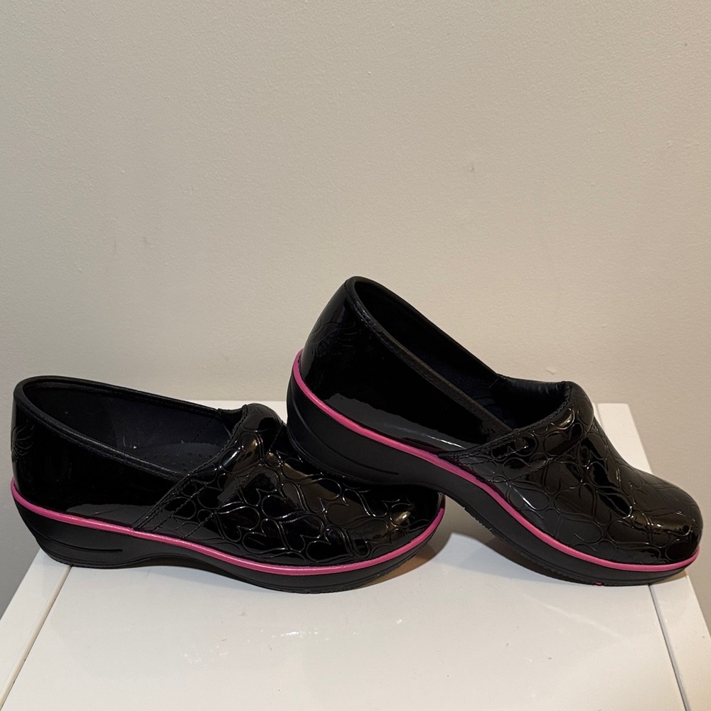 Smitten Women's HearthrobBlack and Pink Heart Nursing Mules Size 40 (9/9.5) NWOT - Picture 6 of 9